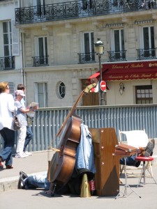 Doing nothing - buskers on break in Paris